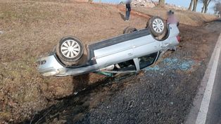 Wąwolnica: Dachowanie samochodu osobowego na DK48