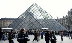 Kradzież w Luwrze. Dwie osoby zostały zatrzymane