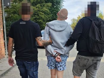 Warszawa: 20-latek podał policjantom fałszywe dane. Był poszukiwany i miał przy sobie klefedron