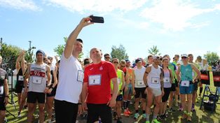 Bieg z Gwizdkiem po Zdrowie. Sportowcy wyruszyli na jurajskie szlaki w Jerzmanowicach, podziwiali malownicze ostańce i leśne jary