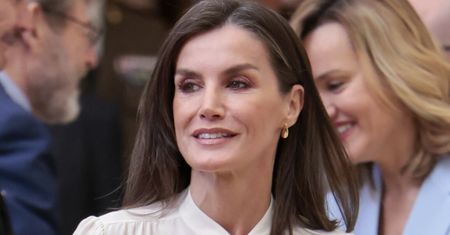 Podąża za trendami. Królowa Letizia wskoczyła w skórzane spodnie