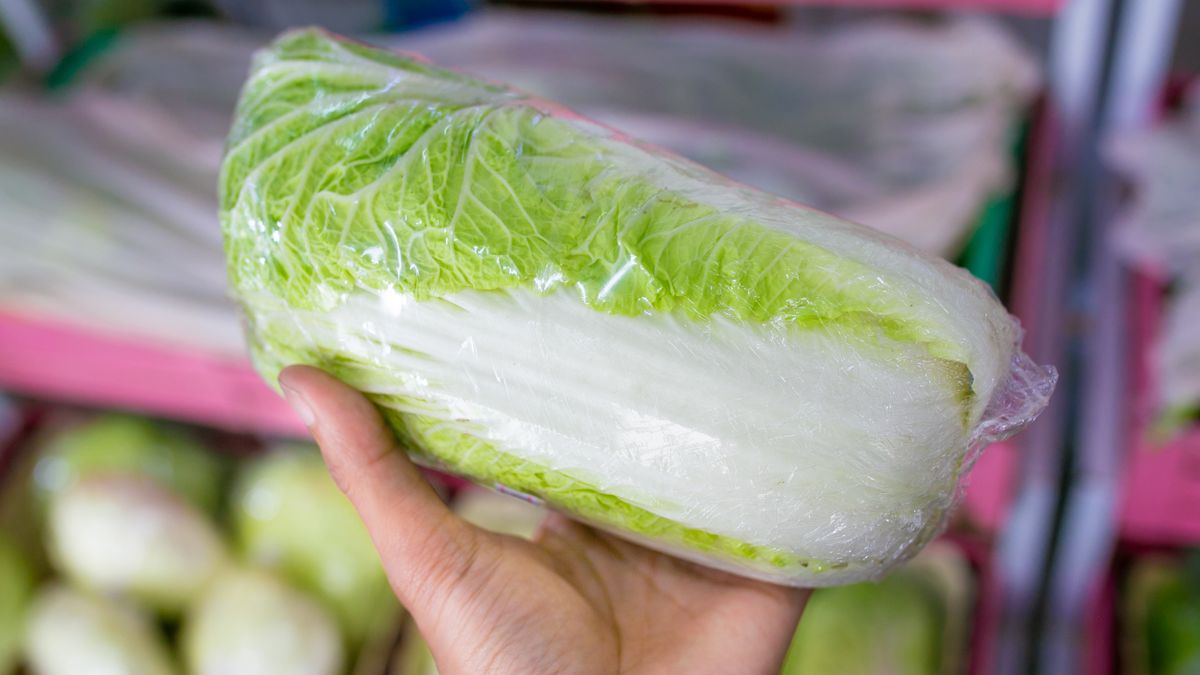 Zapakowana kapusta pekińska, wzięta ze sklepowej półki