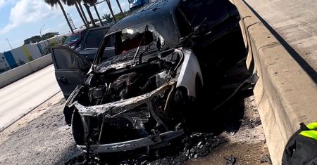 Samochód sportowca doszczętnie spłonął na autostradzie. Nagranie z USA
