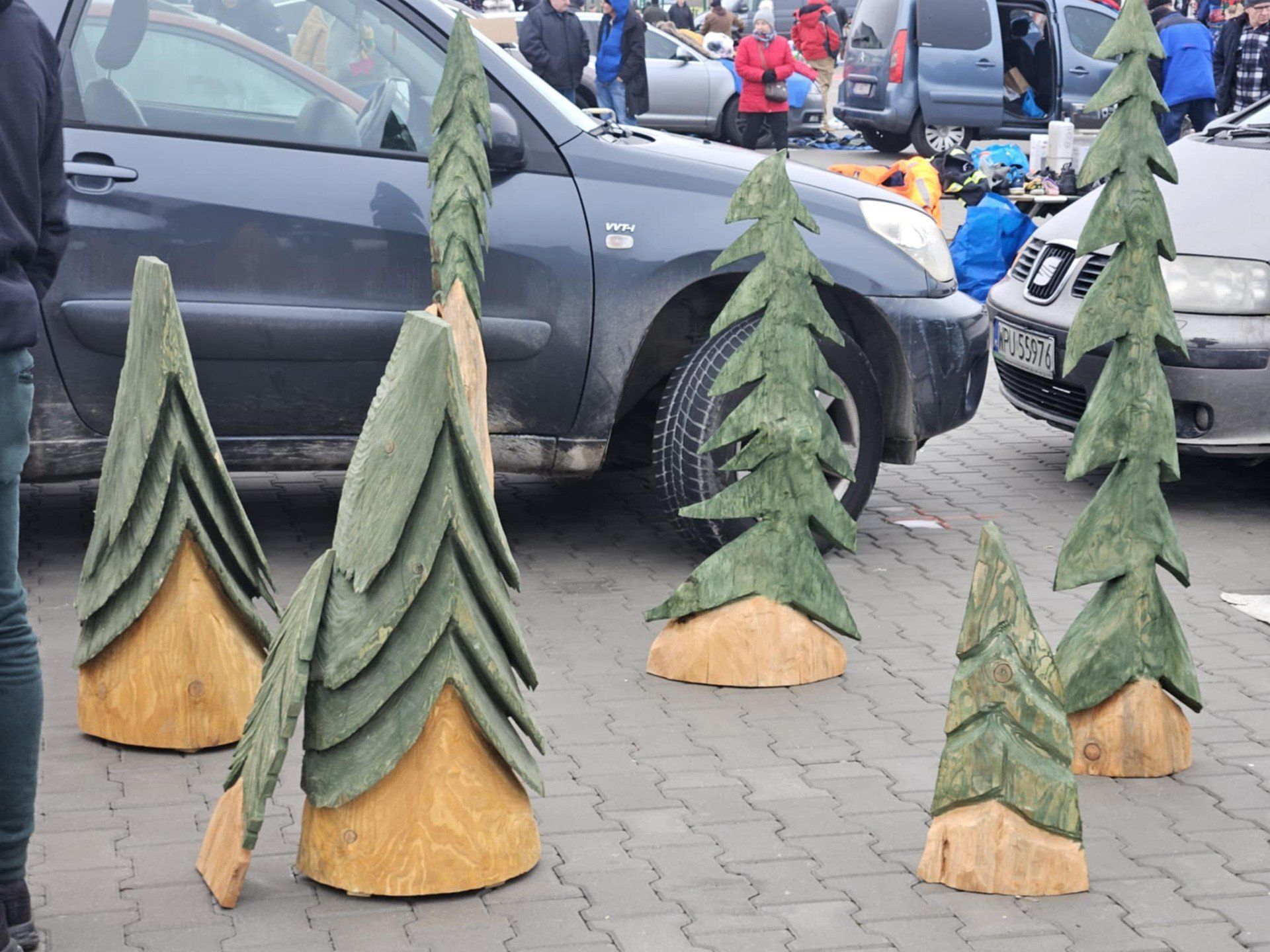 Niedzielne giełdy przy Andersa w Białymstoku oferują prawdziwą różnorodność: od produktów spożywczych, przez starocie, aż po używane samochody