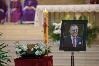 Busko-Zdrój: Pogrzeb doktora Jacka Kucharskiego. Wzruszające ostatnie pożegnanie znanego lekarza