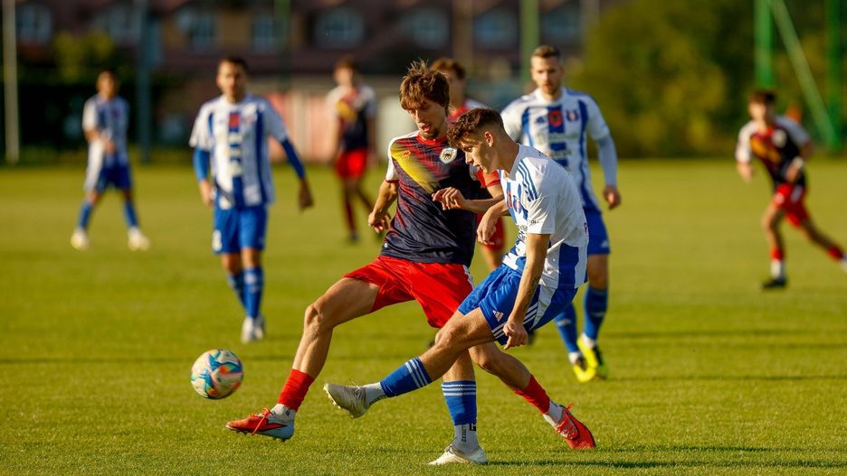 Olimpia Zambrów (biało-niebieskie stroje) kontynuacji wspaniałej serii poszuka w wyjazdowym meczu z Turem Bielsk Podlaski