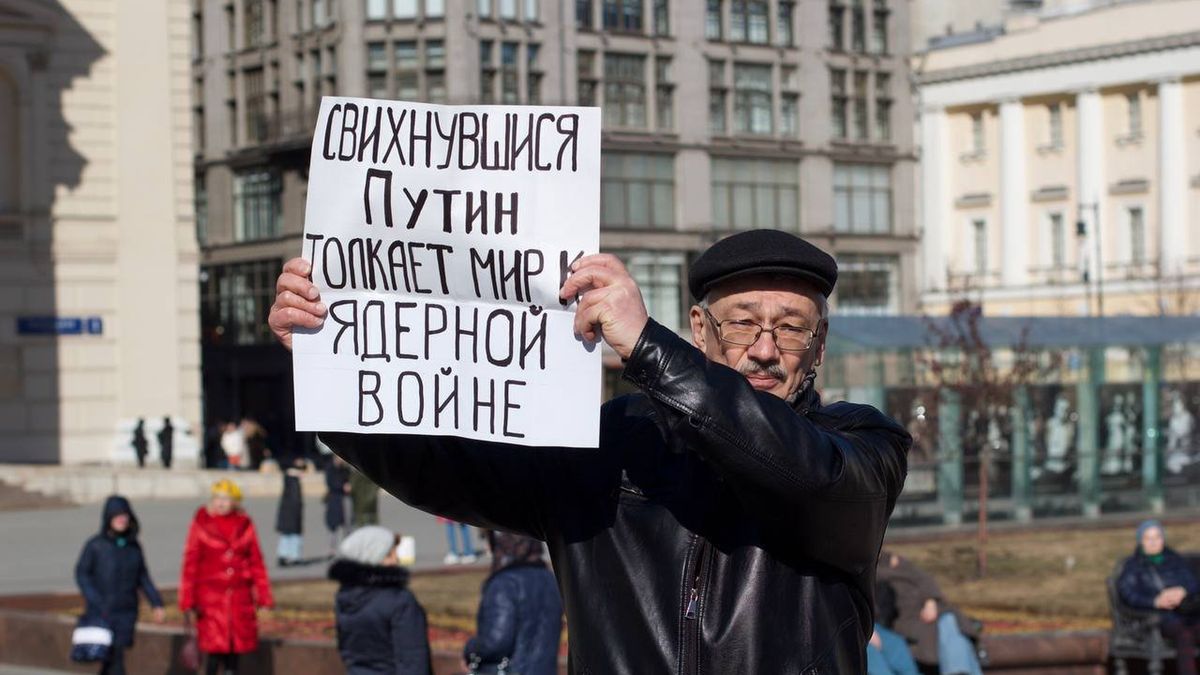 Za to hasło trafił przed sąd. "Szalony Putin popycha świat do wojny nuklearnej"