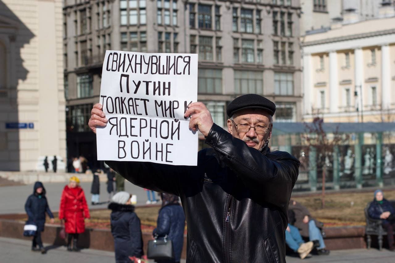 Выйти против войны. Пикет против Путина. Лозунги против Путина. Пикеты против войны и Путина. Лозунги в поддержку России.