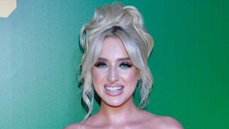 Caroline Derpienski pręży się w basenie. Internauta porównał ją do syrenki