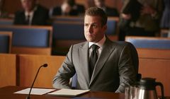 „W garniturach 6” premierowo w Canal+ Seriale