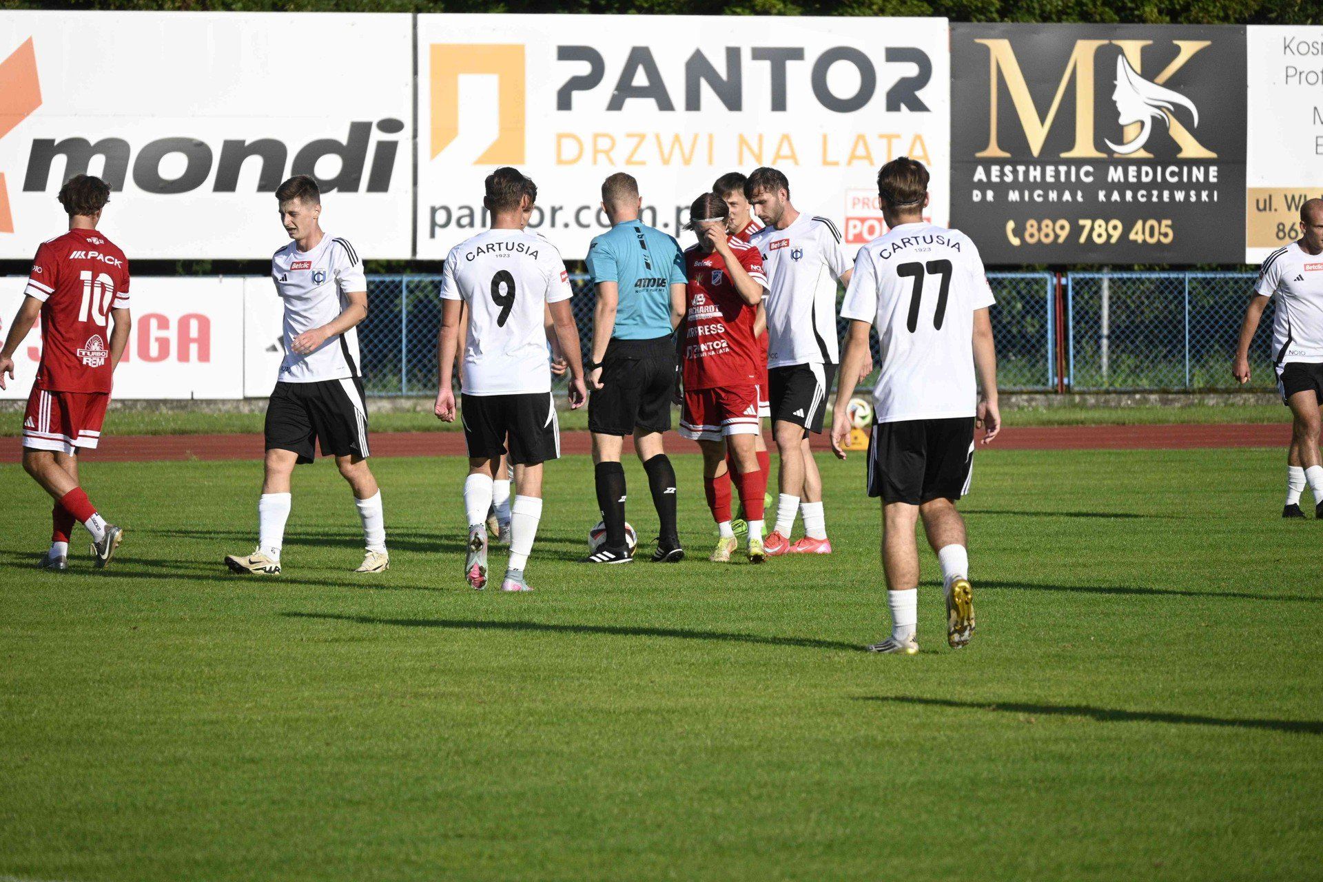 Piłkarze Wdy Świecie (czerwone stroje) przegrali z Cartusią Kartuzy 0:4 (0:2)
