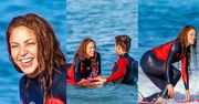Uśmiechnięta Shakira uczy się surfingu z synami pod okiem przystojnego instruktora (ZDJĘCIA)