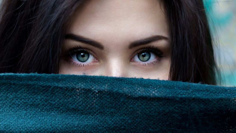"Najseksowniejszy kolor oczu". Badanie wskazuje, osoby z jakimi oczami uważa się za najatrakcyjniejsze