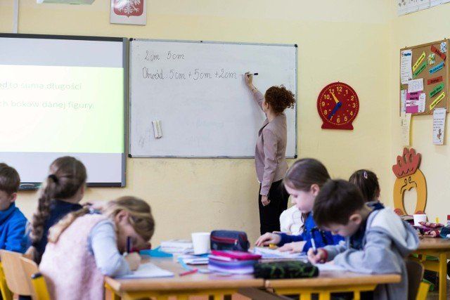 Szkolne zakupy. Sklepy tną liczbę promocji, ale ceny nie poszły mocno w górę