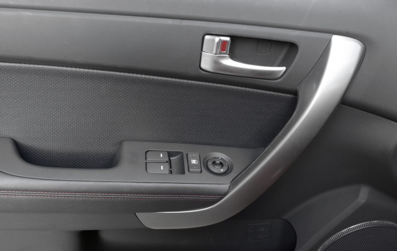 2010-Kia-Forte-Koup-7