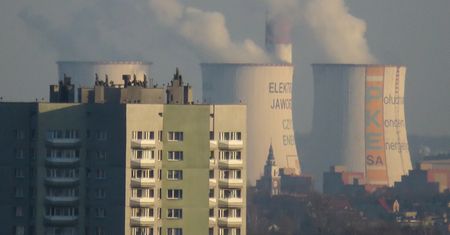 Pożar taśmociągu na terenie elektrowni w Jaworznie. Strażacy na miejscu