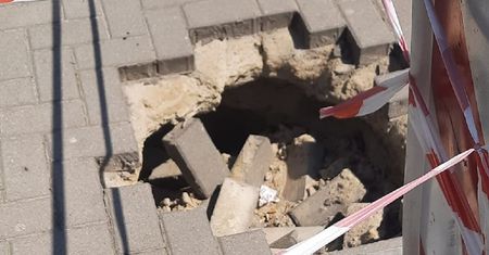 Dziura w chodniku od ponad miesiąca czeka na naprawę. Urzędowy czas oczekiwania na jej załatanie