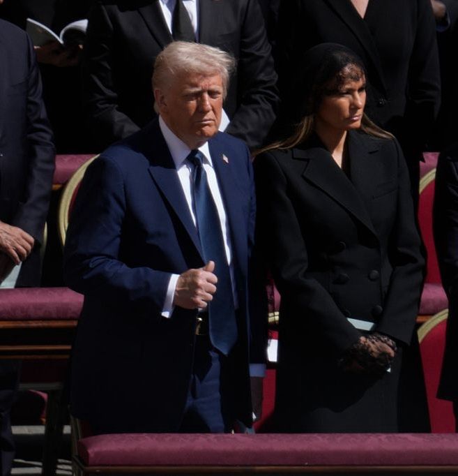 Donald i Melania Trumpowie podczas pogrzebu papieża Franciszka