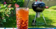 Czujesz ogromne pragnienie podczas grilla? Wypij po kiełbasie ten napój, a szybko poczujesz ulgę