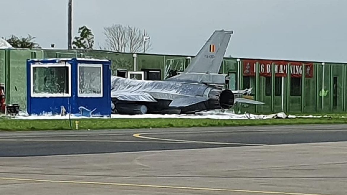 Myśliwiec uderzył w budynek na lotnisku w Holandii 