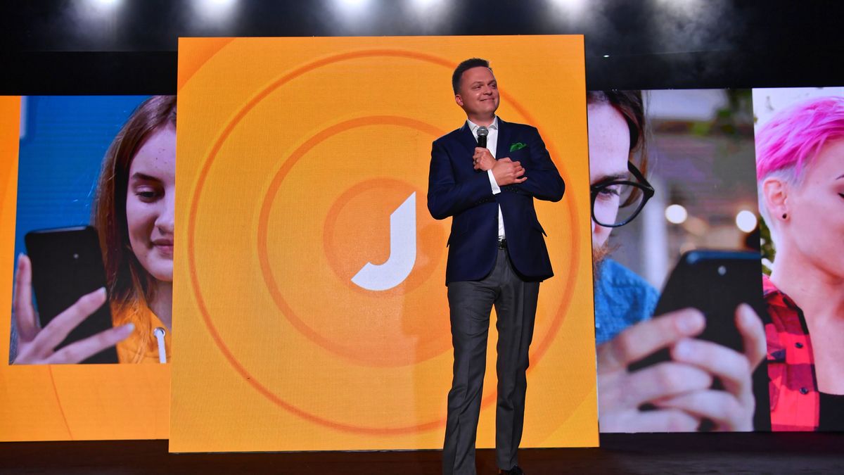 Warszawa, 04.09.2021. Założyciel i lider ruchu Polska 2050 Szymon Hołownia podczas pierwszego kongresu Polski 2050 w Teatrze Palladium w Warszawie, 4 bm. (amb) PAP/Piotr Nowak