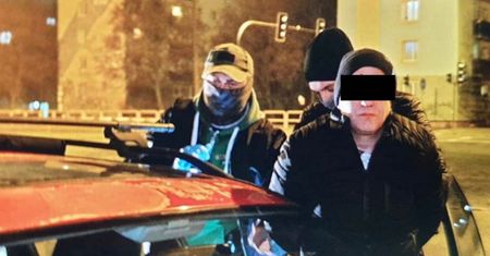 Skuli go kajdankami. Gdy sprawdzili dane, cała prawda wyszła na jaw