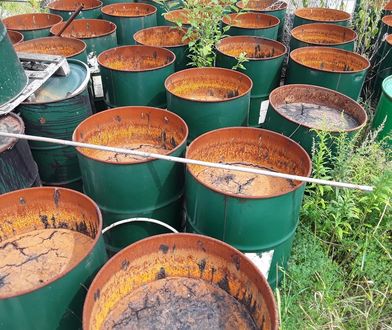 Ponad 500 nieszczelnych pojemników z substancjami smolistymi, opony i gruz budowlany