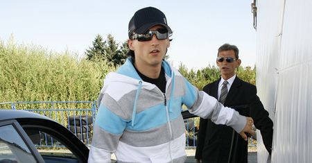 Dlaczego Kubica chowa rękę?