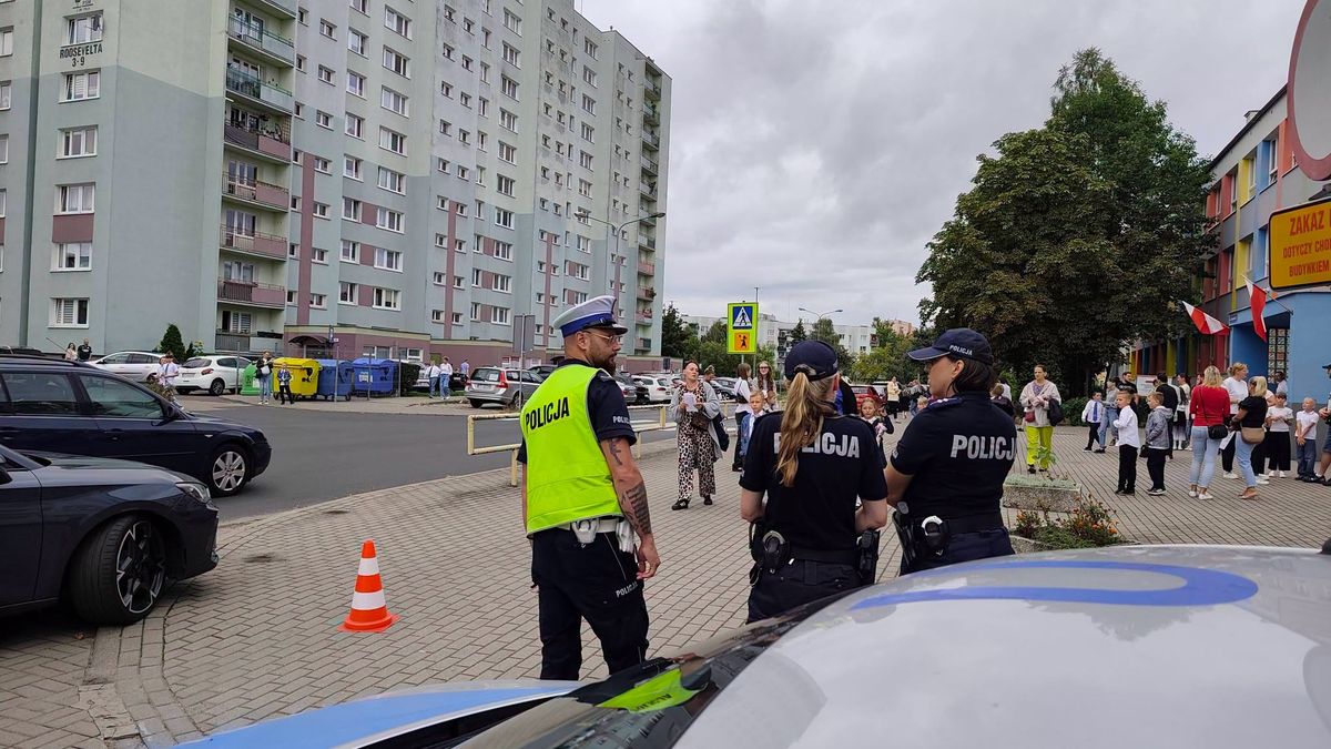 Policjanci podczas rozpoczęcia roku szkolnego w Pile