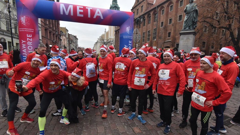 Bieg Świętych Mikołajów w Toruniu wystartował z centrum miasta