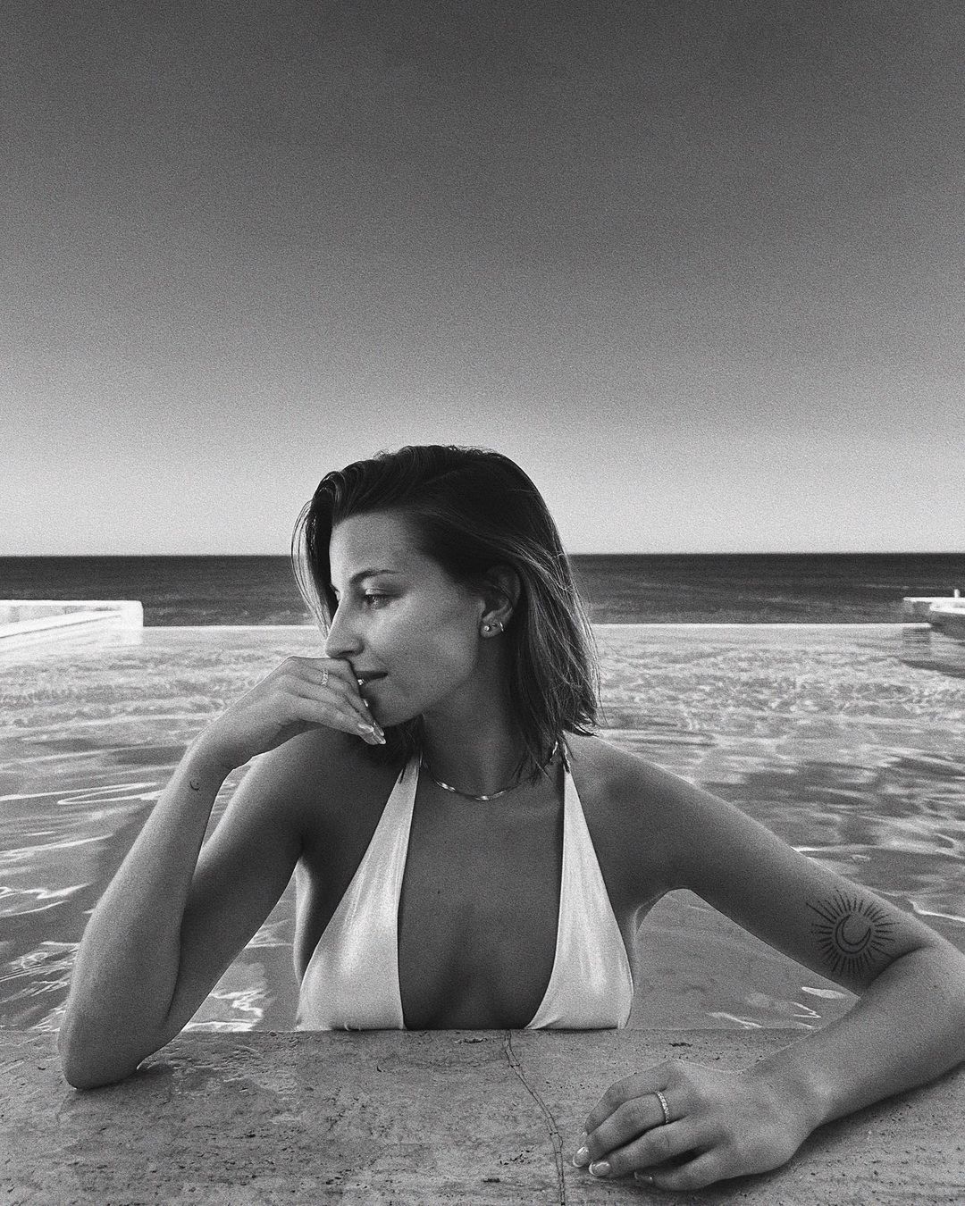 Julia Wieniawa pozuje w bikini. Jej nowa fryzura zachwyca