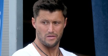 Piotr Mróz ma brata bliźniaka. Jego przywiązanie do Boga i religii jest zgoła odmienne