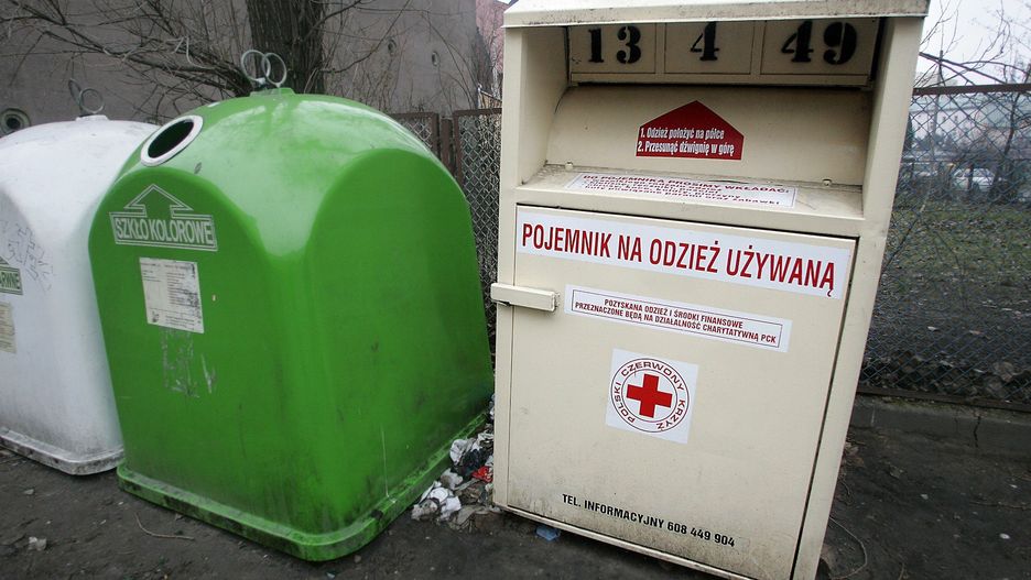 Popularne pojemniki na odzież używaną PCK znikają z ulic regionu łódzkiego