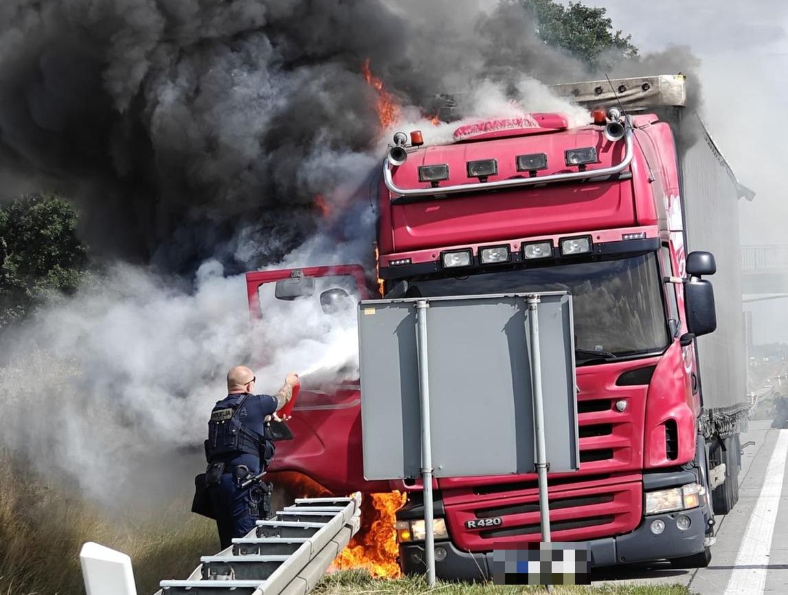 A4: Policjanci ugasili płonącą ciężarówkę, ratując okoliczne pola