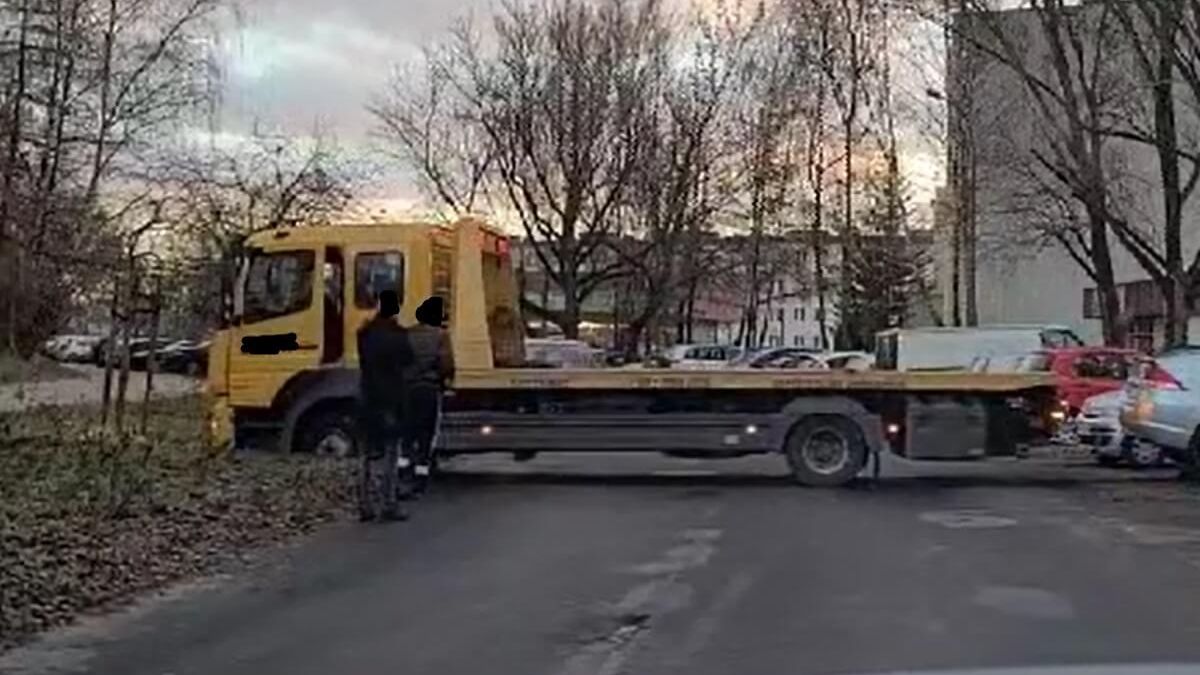 Laweta ugrzęzła w błocie na ul. Kiepury