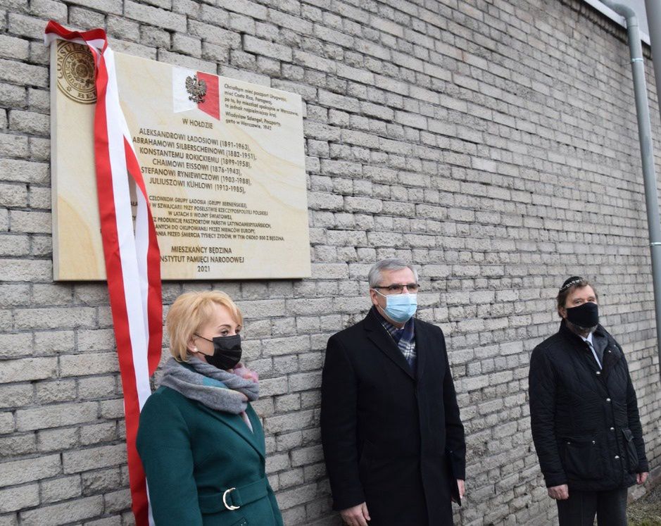 Będzin. Władze miasta i IPN w Katowicach odsłoniły pamiątkową tablicę upamiętniającą grupę Ładosia..