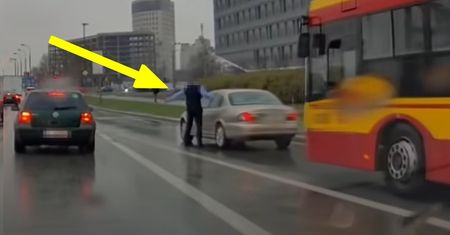 Warszawa. Zadyma na ulicy. Kierowcy autobusu puściły nerwy