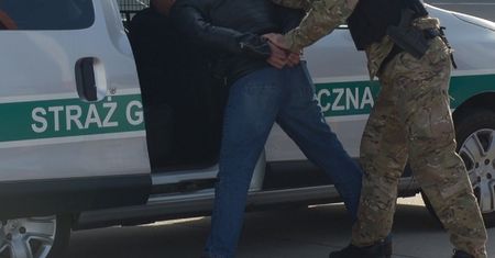 Polak wyprowadzony z samolotu w kajdankach. Tak umilał sobie podróż