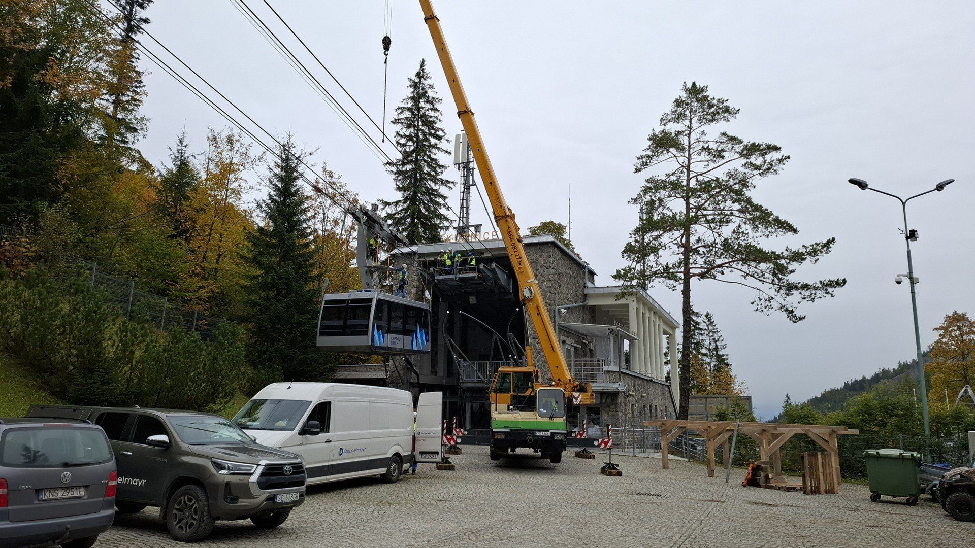 Demontaż wagonów kolejki na Kasprowy Wierch w Tatrach