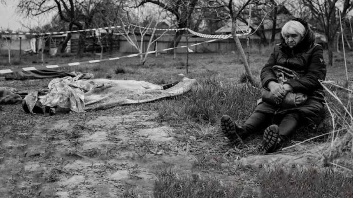 Matka przy ekshumowanym synu zabitym przez Rosjan