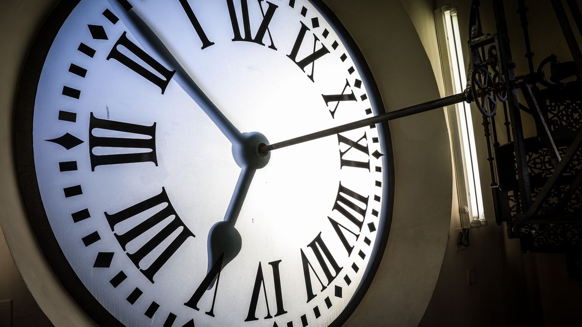 MADRID, SPAIN - DECEMBER 17: The inner workings of the clock at ‘Puerta del Sol’, or the Government Clock of ‘Casa de Correos’ (current headquarters of the Government of the Community of Madrid), which rings in the traditional 'Twelve Grapes' celebration on New Year's Eve at midnight on December 31, is seen on December 17, 2025 in Madrid, Spain. The watchmaker Jesus Lopez Terradas is in charge of the maintenance and tuning of the clock's machinery, and emphasizes that the maintenance of the clock is continuous throughout the year, not only on these dates. The Puerta del Sol Clock was inaugurated in 1866, and it has been giving the time for more than 155 years. On December 17, 2025 in Madrid, Spain. (Photo by Pablo Cuadra/Getty Images)