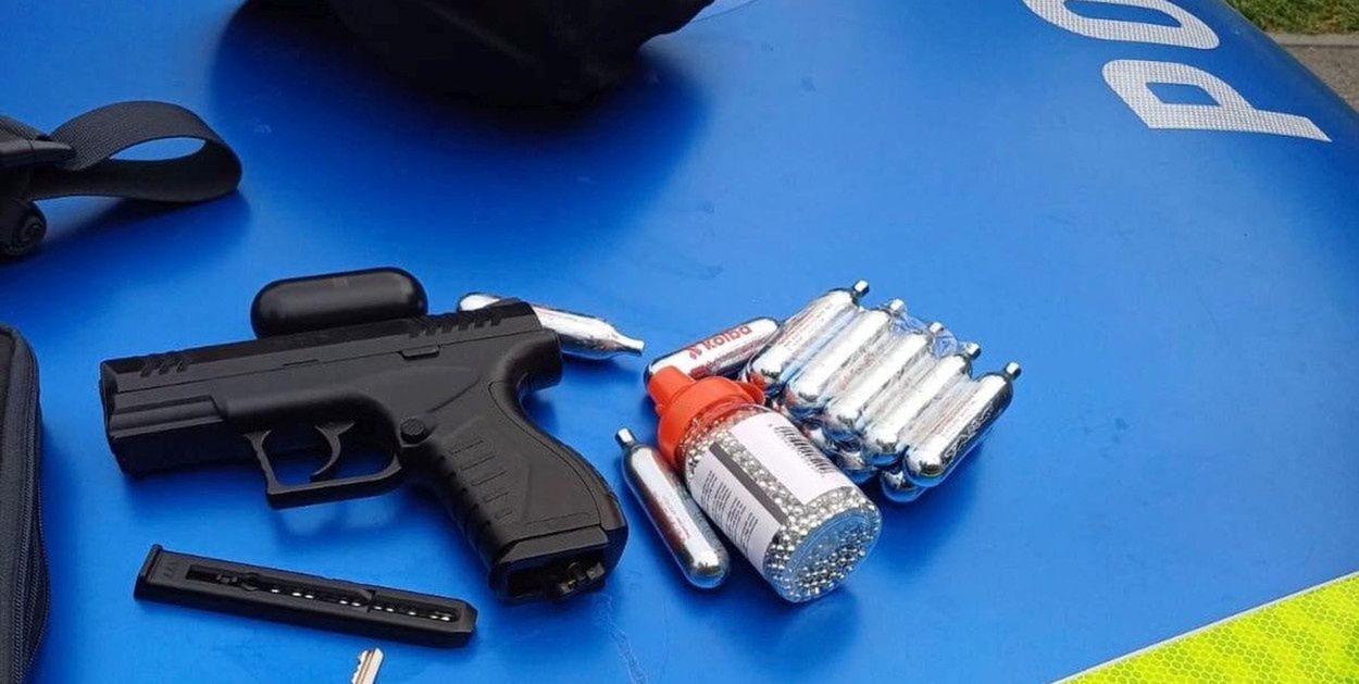 Tarnowskie Góry: 34-latek z bronią zatrzymany przy szkole. Był pijany