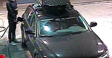 Tajemniczy mężczyzna i audi. Policja pokazała nagranie z Niechorza