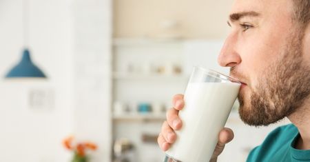 Dodaj łyżkę do kefiru i wypij na czczo. Oczyścisz jelita, oponka zniknie, a boczki się zmniejszą