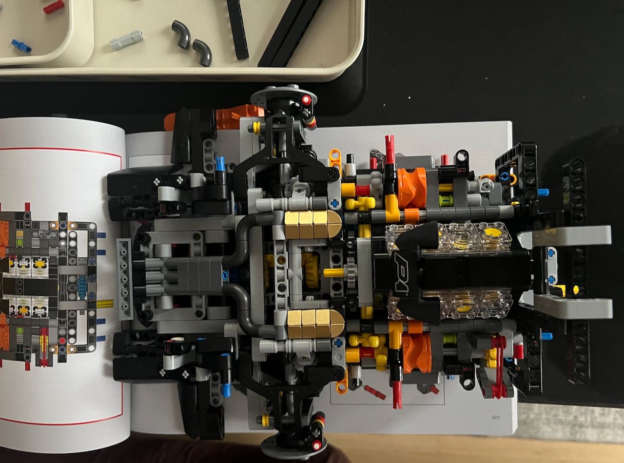 Składanie McLarena P1 z klocków LEGO krok po kroku