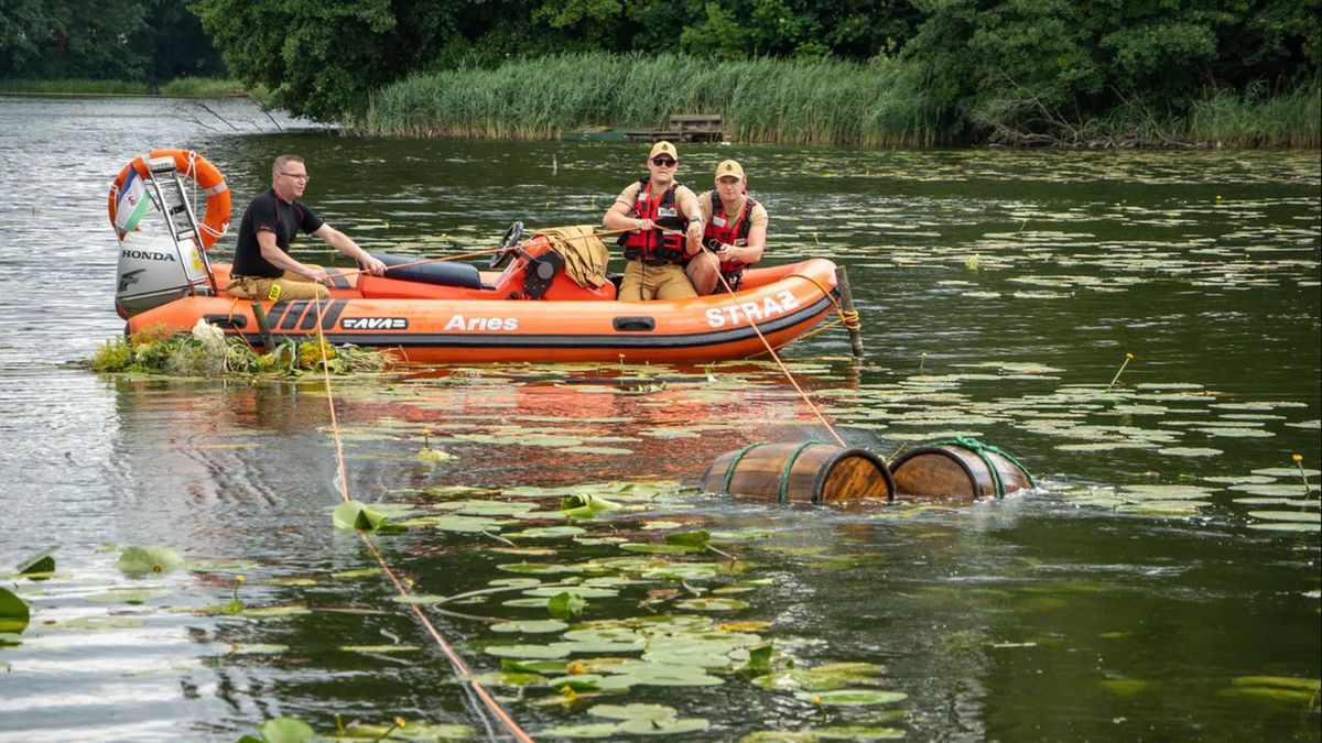 Tradycja topienia beczek z ogórkami i na jeziorze