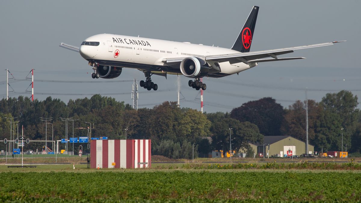 Air Canada Boeing 777-300 aircraft as seen on final approach landing at Amsterdam Schiphol International Airport AMS EHAM in The Netherlands. The Boeing 777 -300ER ( Extended Range ) wide body airplane has the registration C-FITW and 2x GE90 jet engines. Air Canada AC ACA is the flag carrier airline of Canada, member of Star Alliance aviation alliance and connects the Dutch capital to Toronto Pearson Airport YYZ CYYZ. (Photo by Nicolas Economou/NurPhoto via Getty Images)