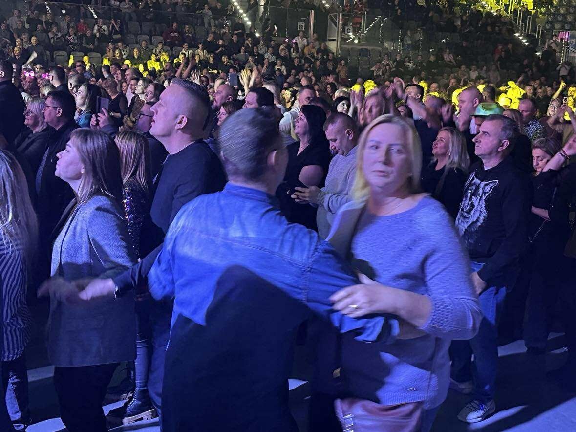 Niektórzy widzowie tańczyli przed sceną.