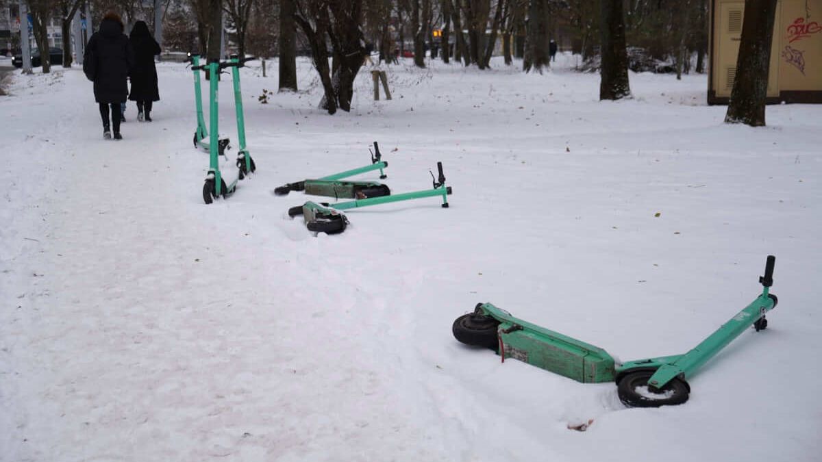 hulajnogi bolt na śniegu