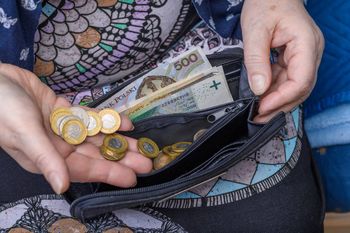 Renta socjalna z dodatkiem dopełniającym. Oto najważniejsze informacje 2025